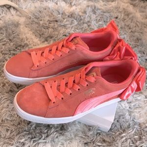😍 NWOT Puma Salmon Colored Bow Sneakers